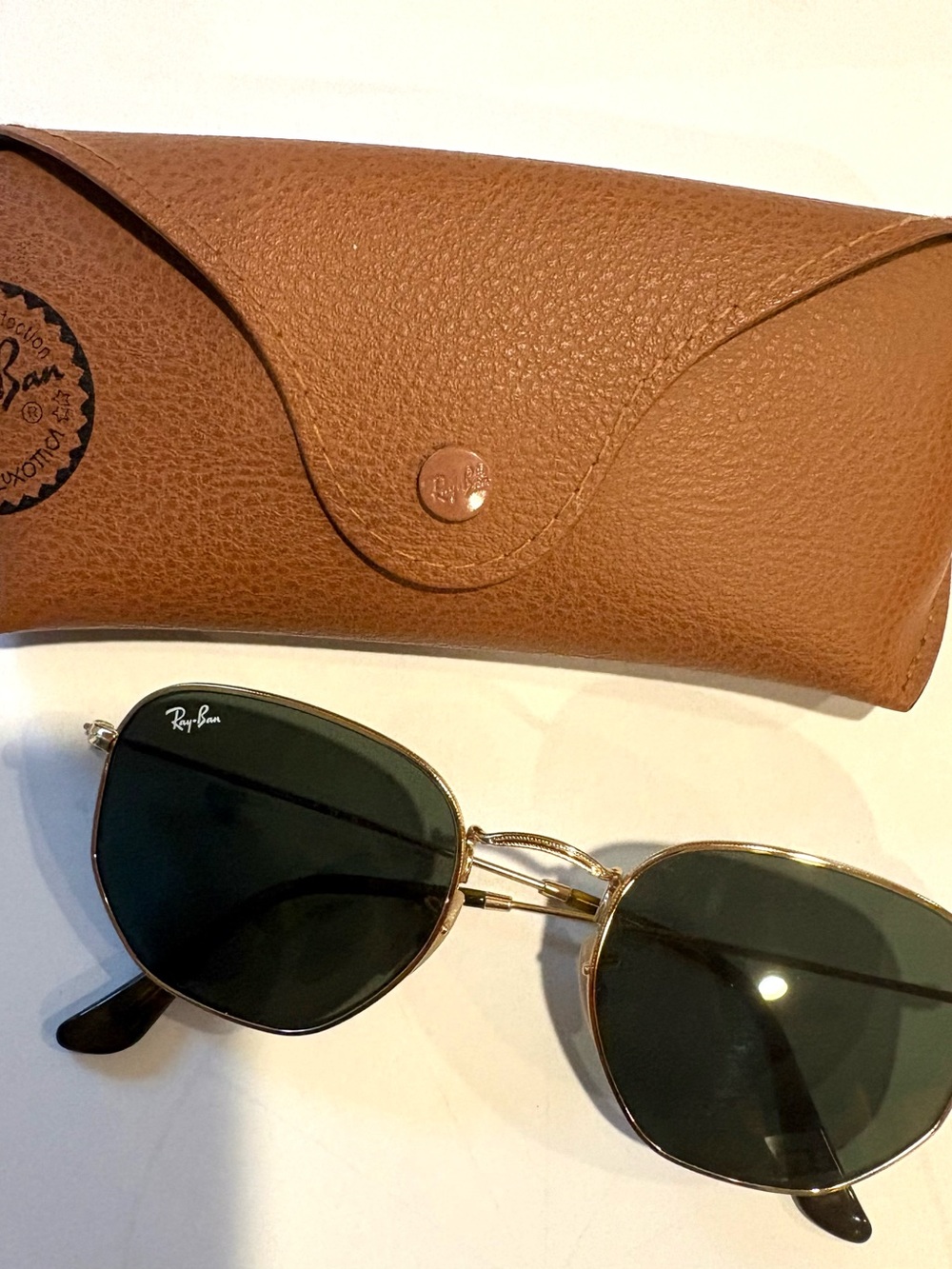 Ray-Ban Men’s Gold Frame Sunglasses with Green Lenses and Brown Case